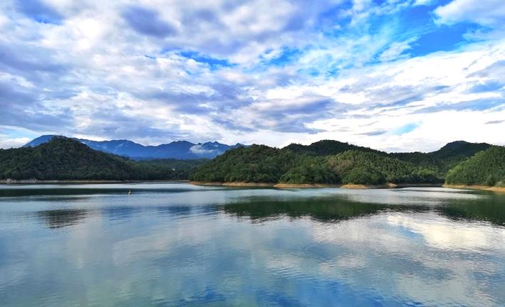 黄山太平湖碧波如镜,太平湖如一幅水墨