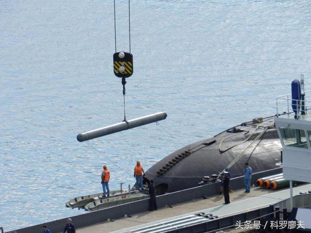 潜艇深夜海面航行可以吗,潜艇是怎么在漆黑的水下航行的