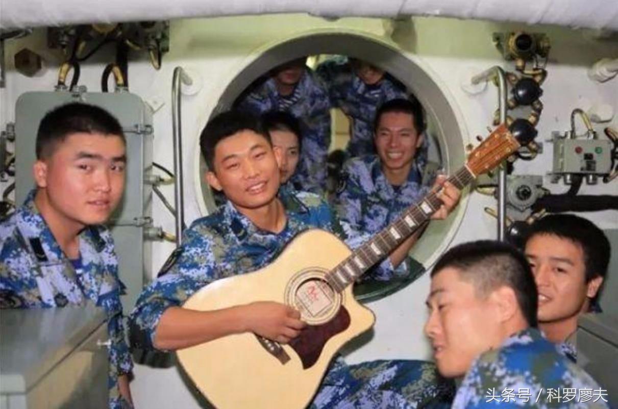 潜艇深夜海面航行可以吗,潜艇是怎么在漆黑的水下航行的