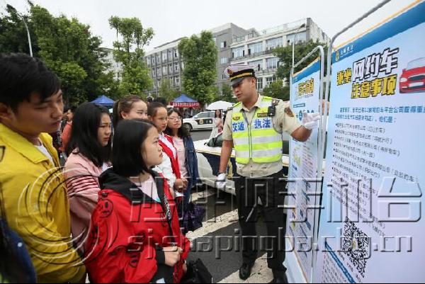 交通安全宣传进大学校园,交警参加校园交通安全宣传月
