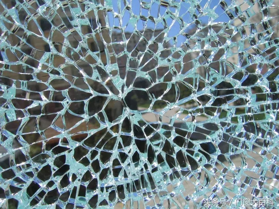 小区60多块门窗玻璃爆裂，吓得业主戴头盔出门！