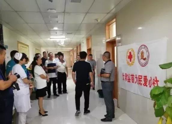 医院门口重病孩子下跪磕头,下跪男孩泪目