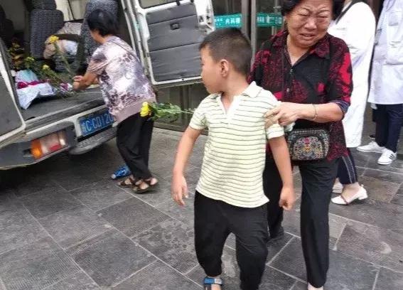 医院门口重病孩子下跪磕头,下跪男孩泪目