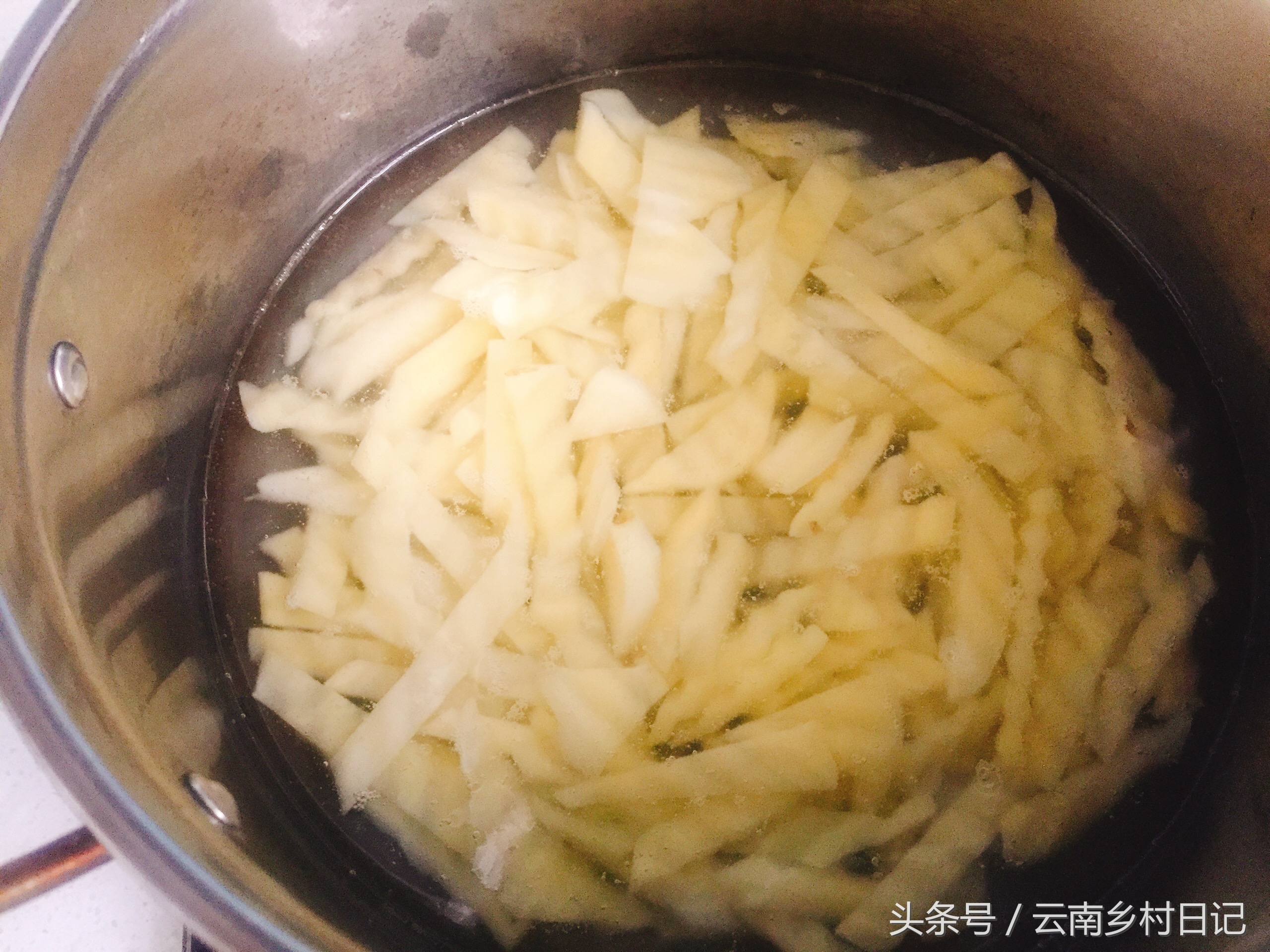 狼牙土豆这样做香辣适口风味独特,狼牙土豆的做法简单又好吃还方便