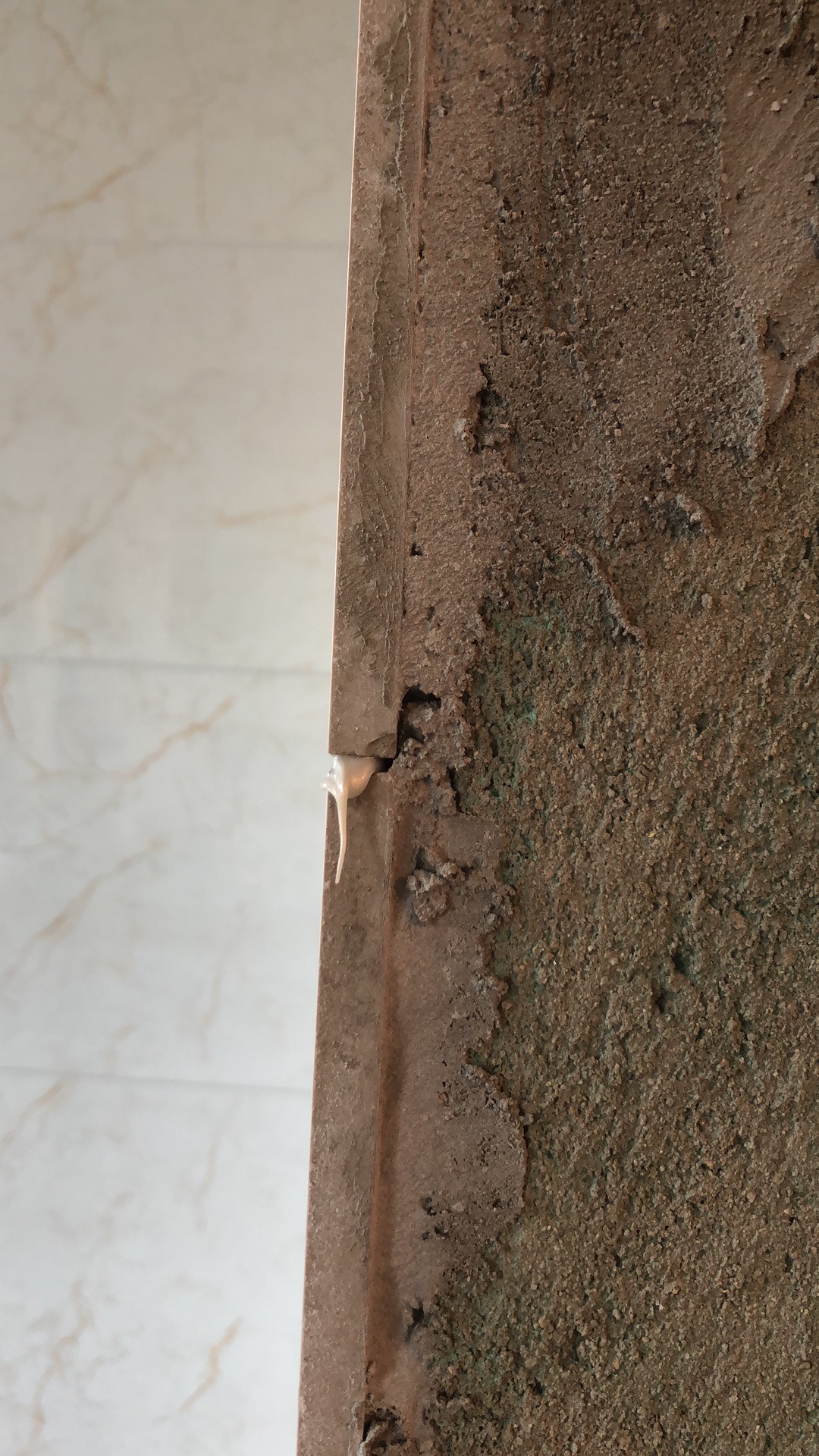 粘接瓷砖铺完多久才能用美缝剂,卫生间铺瓷砖要用美缝剂吗