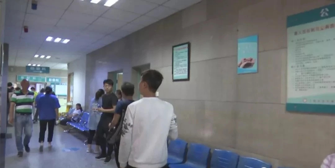 无锡新区凤凰医院遭封门大厅被堆黄沙患者员工都头疼