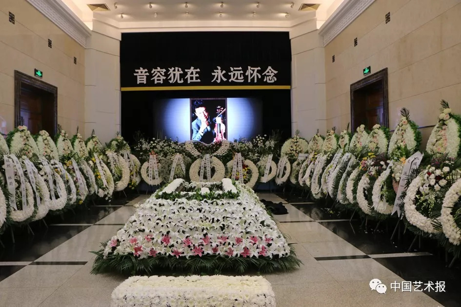 悠扬的琴声中，送别盛中国