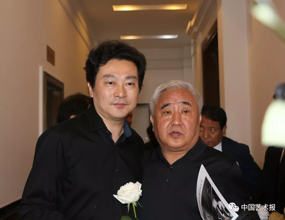 悠扬的琴声中，送别盛中国