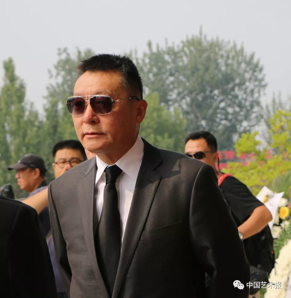 悠扬的琴声中，送别盛中国