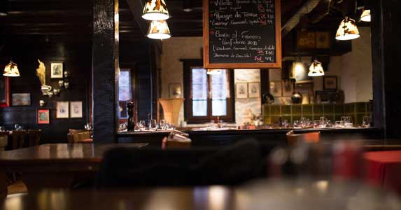 沿河卖唱我爱上美女观众,连唱6天情歌才知:她娃都3岁了