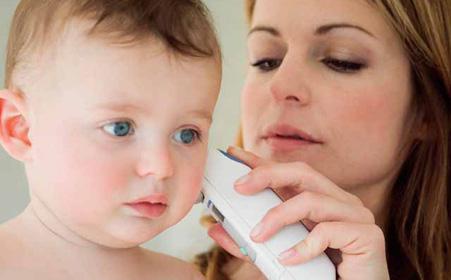 宝宝总是抓耳朵还会抓伤,宝宝总是抓耳朵耳朵总是很脏