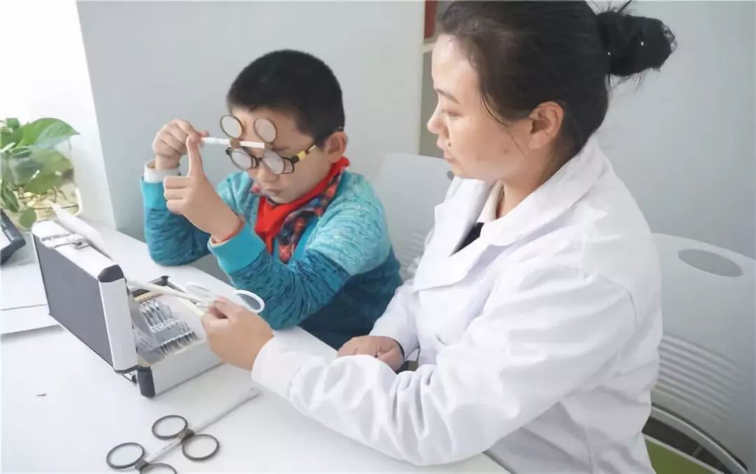 青少年近视弱视矫正,儿童近视1000多度加弱视能治好吗