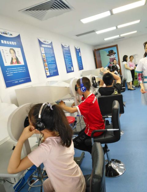 青少年近视弱视矫正,儿童近视1000多度加弱视能治好吗