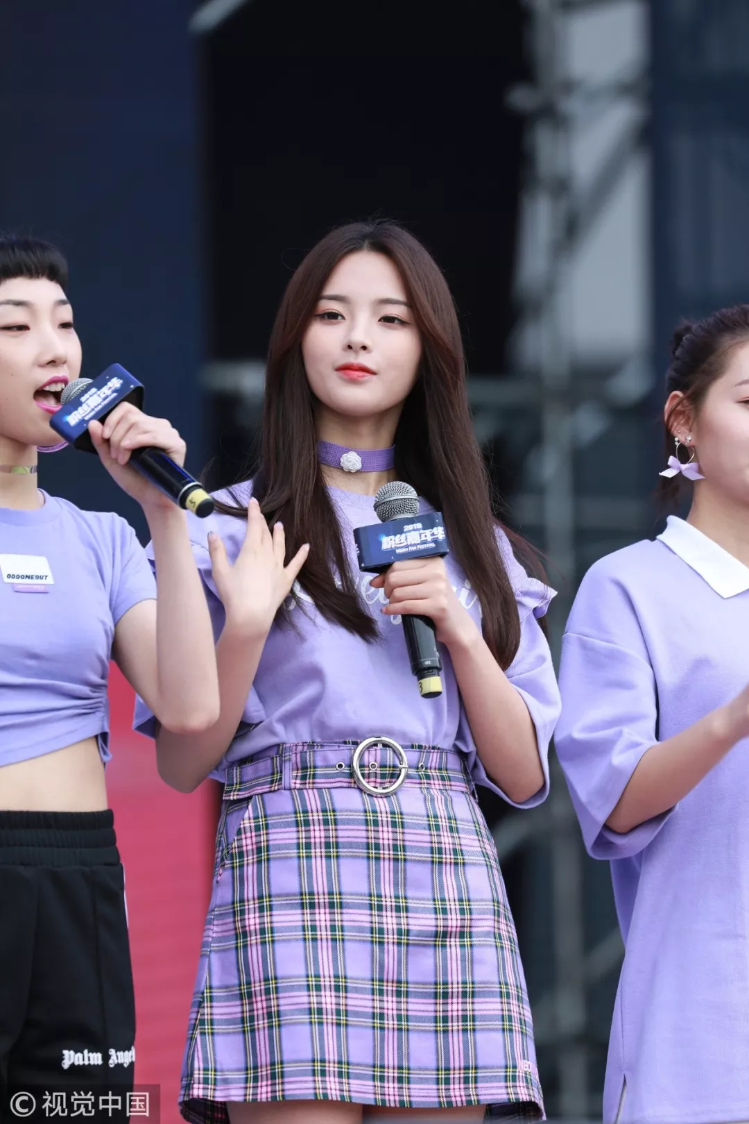 初秋的“C位”是杨超越的格子还是王丽坤的条纹？