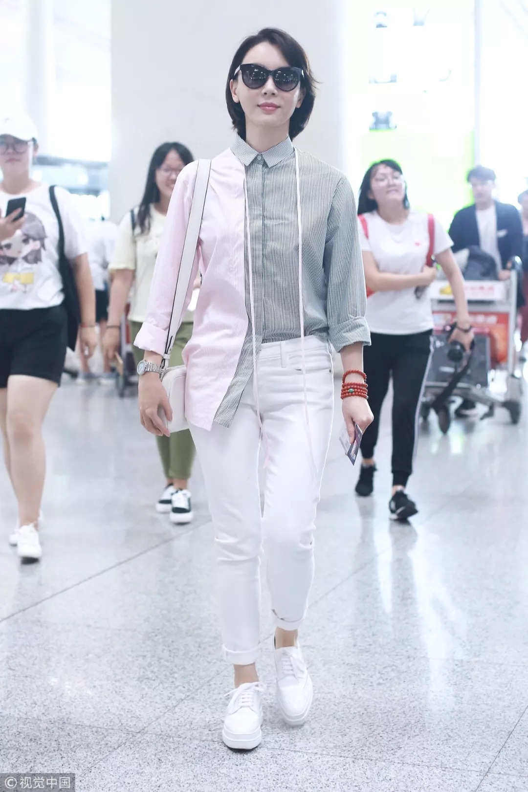 初秋的“C位”是杨超越的格子还是王丽坤的条纹？