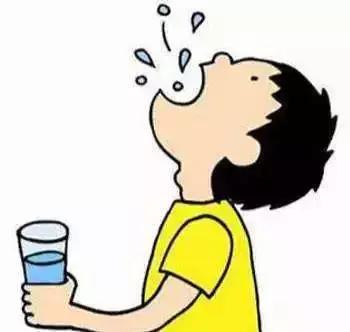 为躲避安检男子把汽油当水喝,为躲避安检男子将汽油当水