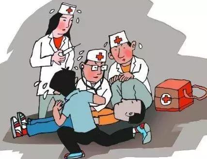 为躲避安检男子把汽油当水喝,为躲避安检男子将汽油当水