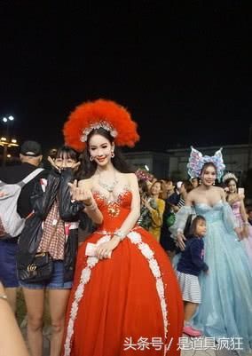 泰国人妖秀观众席，中国游客占了半壁江山，《菊花台》最受欢迎！