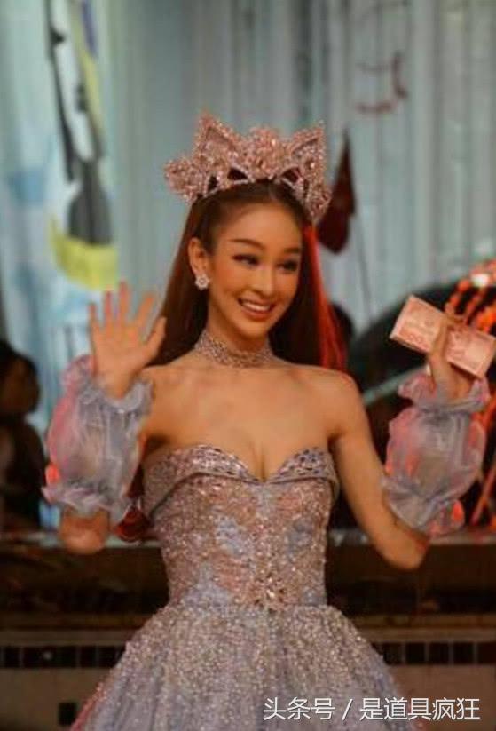 泰国人妖秀观众席，中国游客占了半壁江山，《菊花台》最受欢迎！