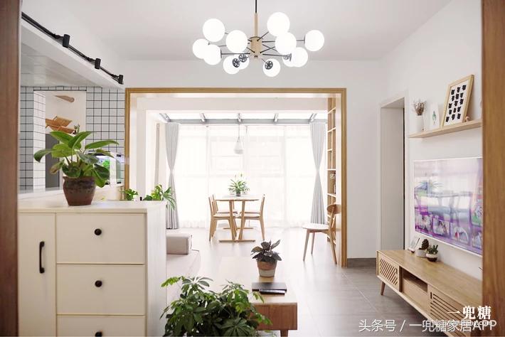 年轻人，谁不是一边感叹房子小，一边在小房子里拼命折腾？