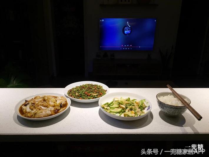 年轻人，谁不是一边感叹房子小，一边在小房子里拼命折腾？