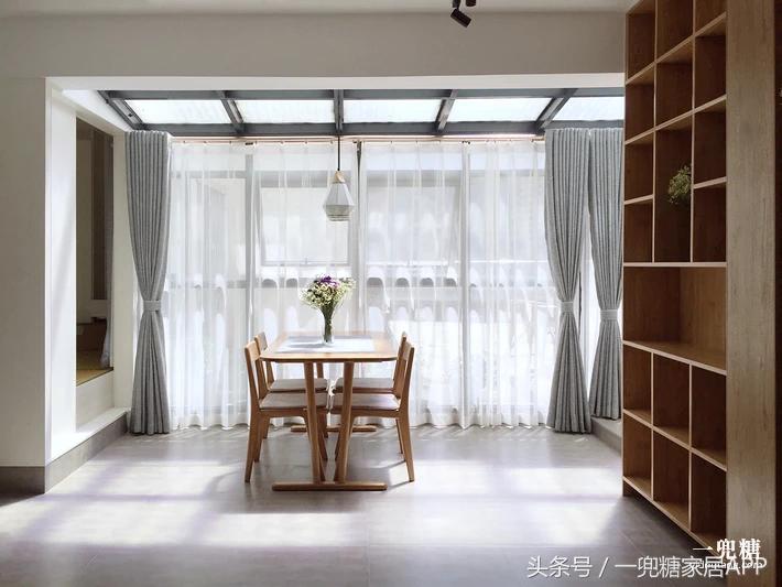 年轻人，谁不是一边感叹房子小，一边在小房子里拼命折腾？