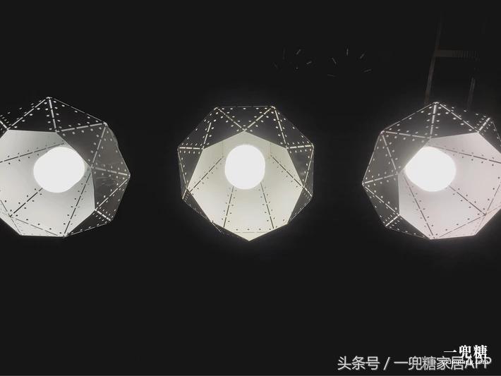 年轻人，谁不是一边感叹房子小，一边在小房子里拼命折腾？