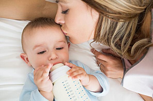 奶粉喂养怎么知道宝宝饿了,纯奶粉喂养小孩缺乏安全感