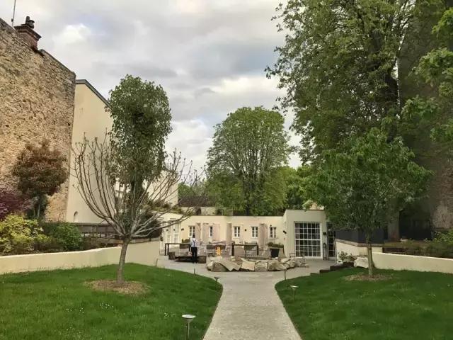 生活在别处完整版,法国西部自驾游