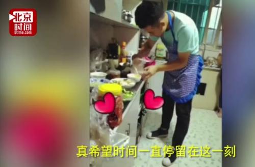 男生给爸爸做饭,最幸福的事做饭给父母吃