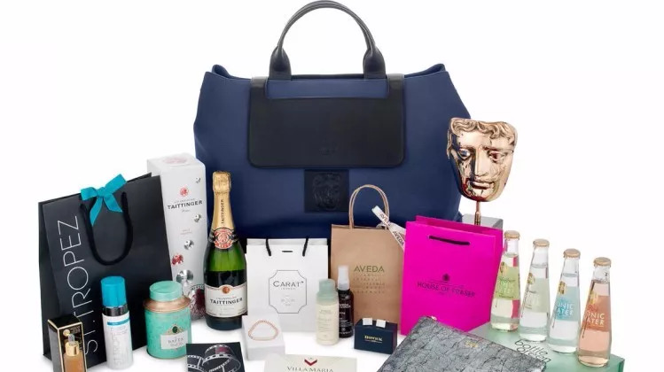 英伦风背什么包,好奇时髦精们今年都在背什么包