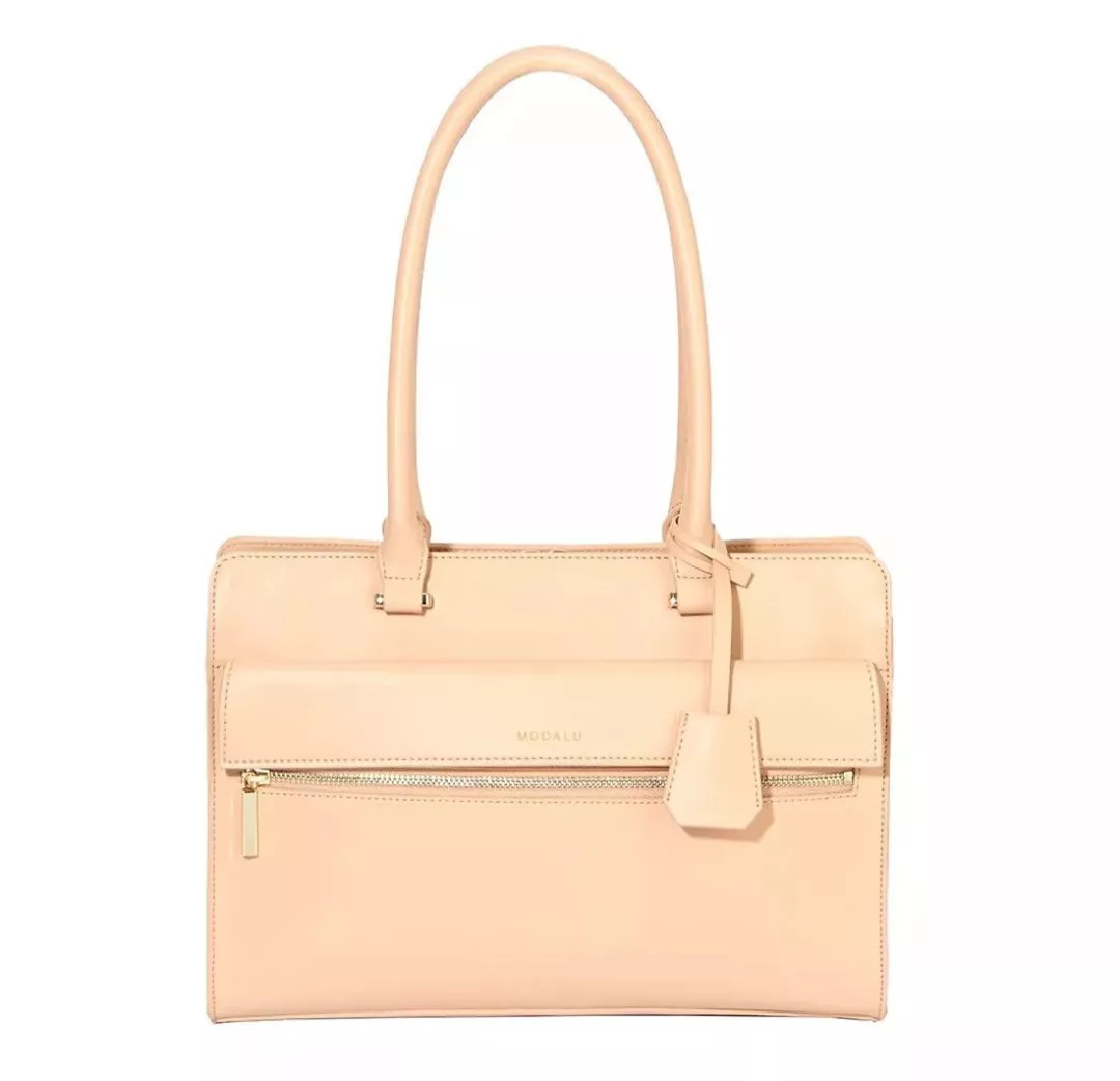 英伦风背什么包,好奇时髦精们今年都在背什么包