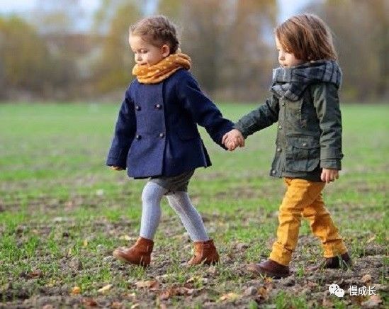 “你给孩子穿的少，冻病怎么办？”爷爷奶奶，秋冬孩子白天这么穿，晚上这么睡才不生病啊！