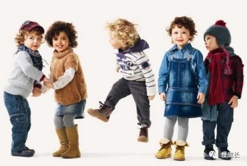 “你给孩子穿的少，冻病怎么办？”爷爷奶奶，秋冬孩子白天这么穿，晚上这么睡才不生病啊！