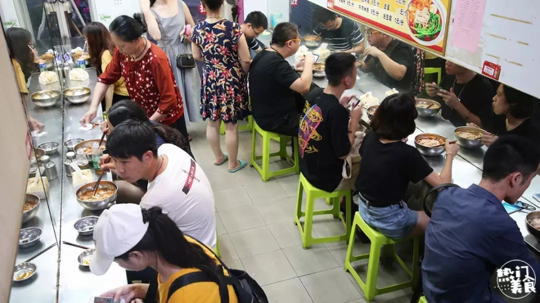 中南大学侧门小巷子口这家螺蛳粉店，不起眼却一火5年