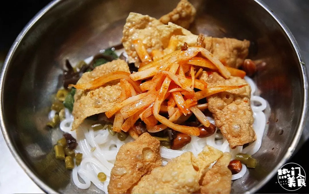 中南大学侧门小巷子口这家螺蛳粉店，不起眼却一火5年