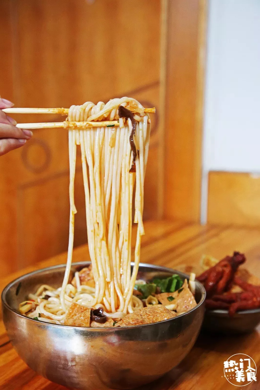 中南大学侧门小巷子口这家螺蛳粉店，不起眼却一火5年