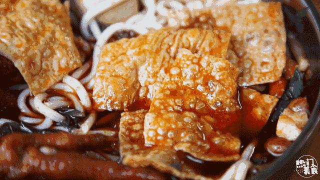 中南大学侧门小巷子口这家螺蛳粉店，不起眼却一火5年