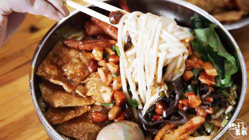 中南大学侧门小巷子口这家螺蛳粉店，不起眼却一火5年