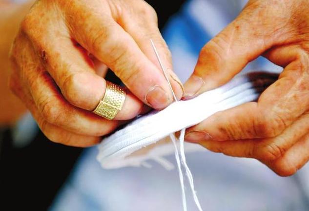 侧切缝合是密集还是间隙缝合的,顺产侧切缝合术操作流程