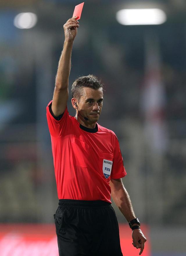 足球场上的红牌黄牌有什么用,足球界被罚红牌意味着什么