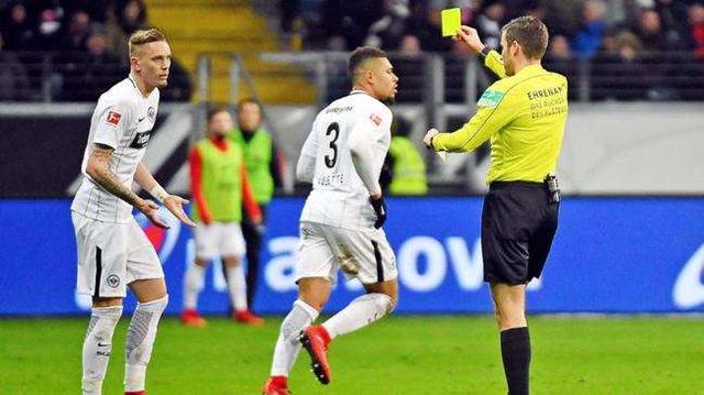 足球场上的红牌黄牌有什么用,足球界被罚红牌意味着什么