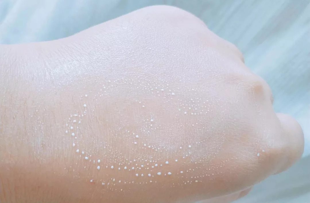 澳洲时尚杂志、超模力荐：锁水嫩肤效果大写的赞！10000粒奶珠浸透肌肤，焕发瓷光肌！