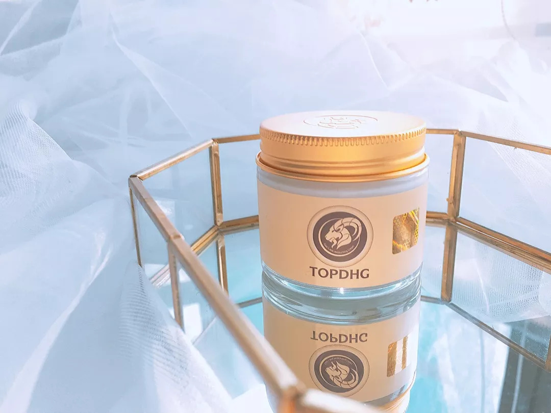 澳洲时尚杂志、超模力荐：锁水嫩肤效果大写的赞！10000粒奶珠浸透肌肤，焕发瓷光肌！