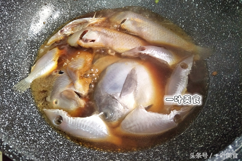 家常红烧鱼简单又好吃不用煎的,红烧鱼最简单的做法鱼块不用油炸