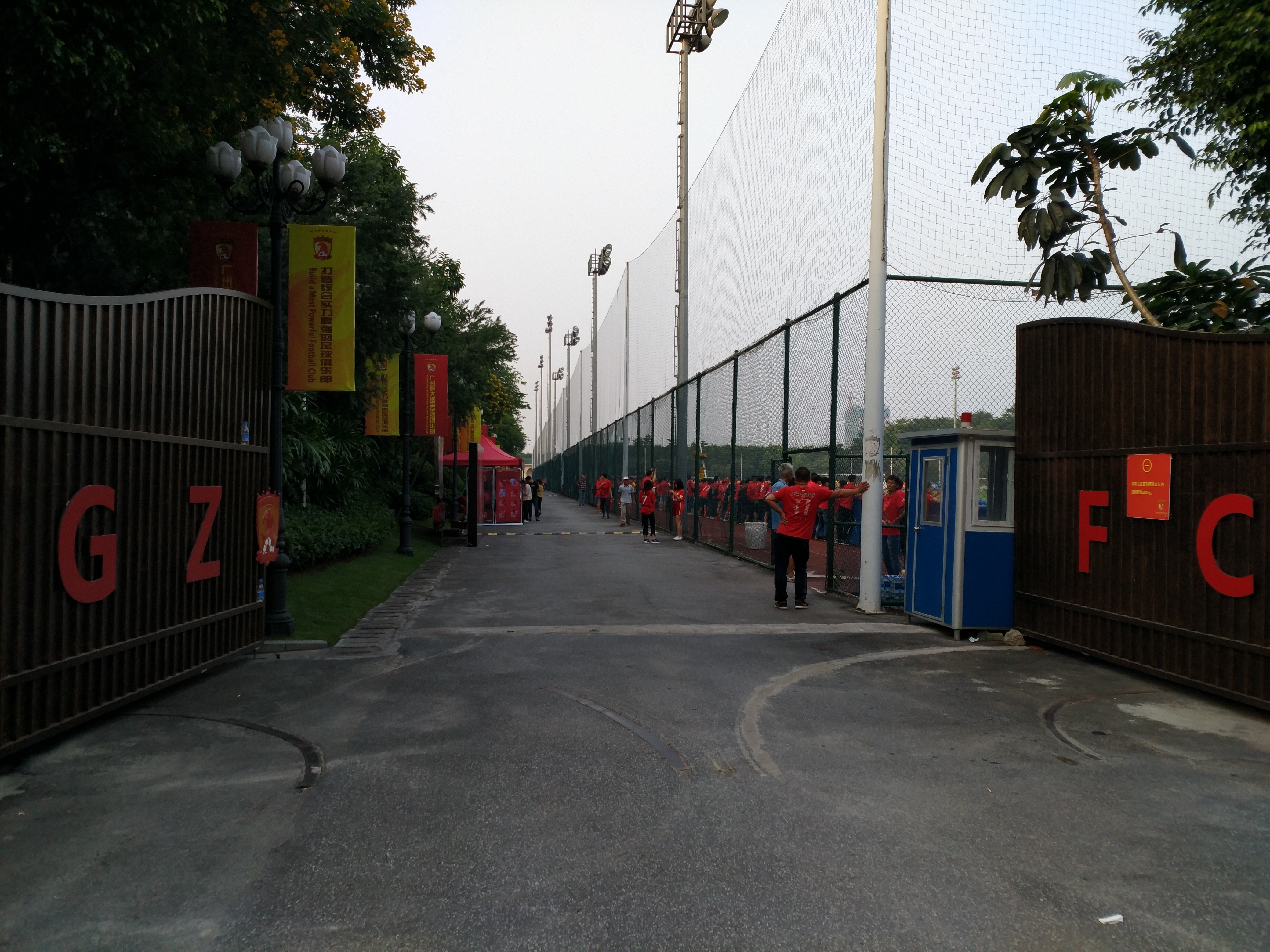 非恒大比赛日，怎么免费看一众球星训练？20年广州球迷告诉你绝招