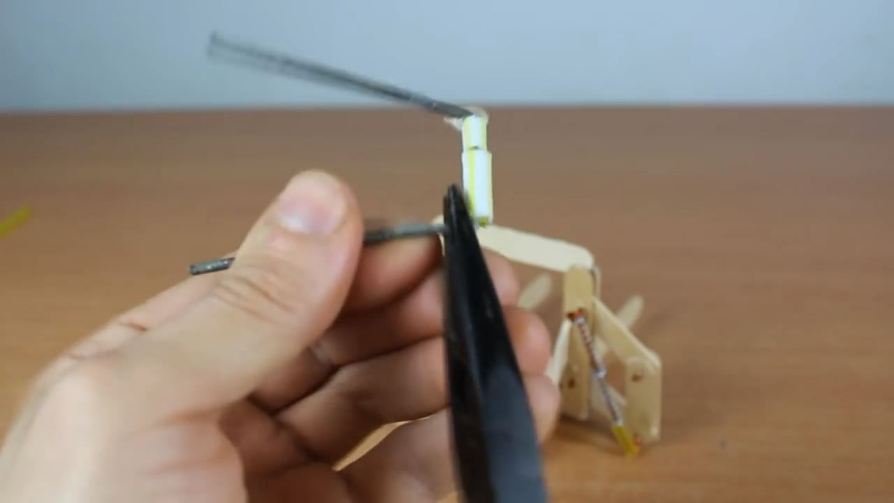 易拉罐制作小玩具车视频,怎么把易拉罐改成遥控快艇