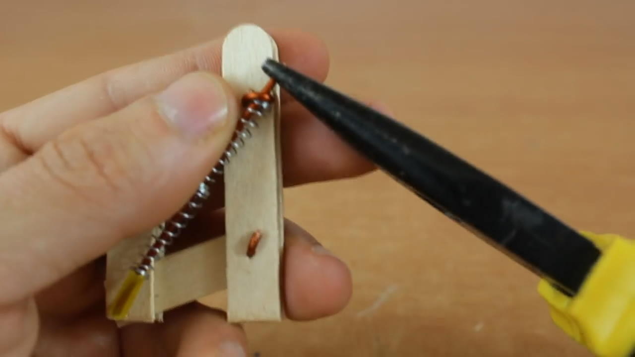 易拉罐制作小玩具车视频,怎么把易拉罐改成遥控快艇