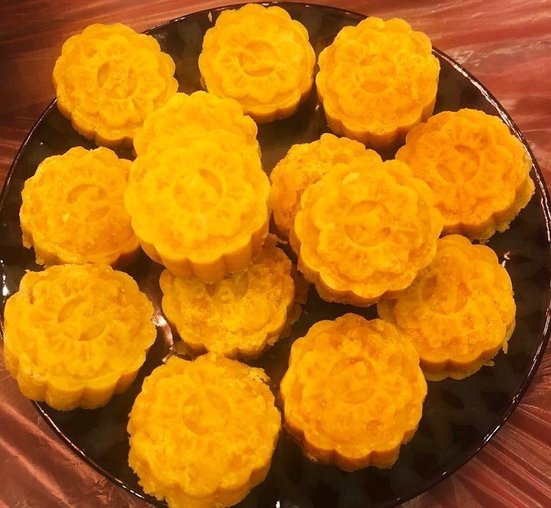 在家请客吃饭，铺上了一块塑料台布，是不是很low？