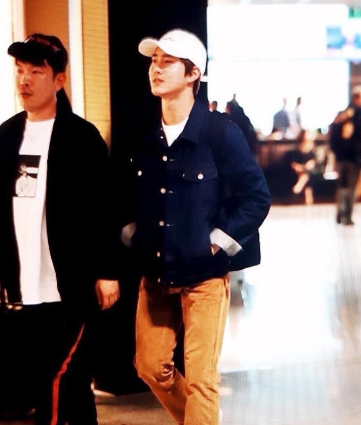 边伯贤exo的队服数字是多少,exo演唱会边伯贤红西装